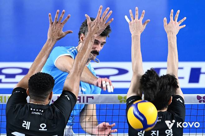 대한항공 카일 러셀이 지난달 16일 현대캐피탈전에서 상대 블로킹 벽을 뚫고 스파이크하고 있다. KOVO 제공