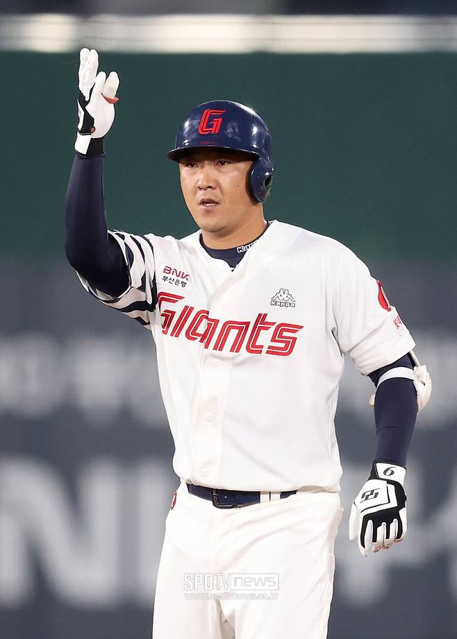 ▲ 정훈은 구단을 통해 “롯데 자이언츠라는 팀에서 오랜 시간 함께하며 야구 인생의 가장 큰 행복과 자부심을 느꼈다. 선수로서의 긴 여정을 이어올 수 있었던 것은 구단의 믿음과 팬 여러분의 응원 덕분이었다”고 고마워했다.&nbsp;ⓒ곽혜미 기자