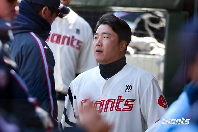 ▲ 은퇴를 선언한 정훈은 "롯데 팬 여러분은 제 인생에서 절대 지워지지 않을 이름입니다. 앞으로도 제가 받은 사랑을 조금이나마 다시 돌려드릴 수 있는 사람이 되겠습니다"고 감사 인사를 남겼다 ⓒ롯데 자이언츠