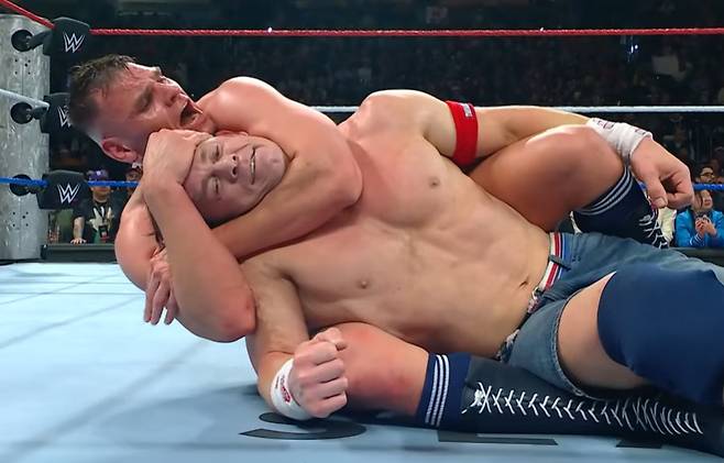 존 시나가 군터에게 슬리퍼 홀드를 허용하고 있다. 이후 경기는 시나의 탭아웃으로 끝났다. /사진=중계 화면 갈무리