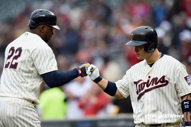 2016년 미네소타 시절의 박병호(오른쪽)와 미겔 사노. /AFPBBNews=뉴스1