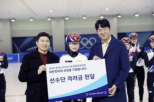 (왼쪽부터) 유승민 대한체육회장, 쇼트트랙 국가대표 최민정, 조원태 한진그룹 회장. /사진=대한체육회 제공