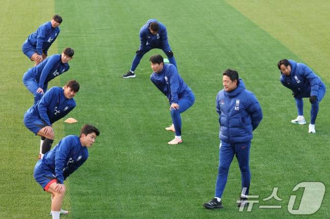 훈련을 지켜보는 이민성(오른쪽 두 번째) 감독. /사진=뉴스1