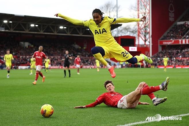 제드 스펜스(위)가 14일(한국시간) 영국 노팅엄의 더 시티 그라운드에서 열린 토트넘 대 노팅엄 포레스트의 '2025~2026시즌 잉글리시 프리미어리그(EPL)' 16라운드에서 상대 선수의 태클을 피하고 있다. /AFPBBNews=뉴스1