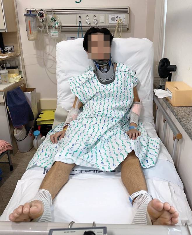 7월 경기 안양워터랜드에서 슬라이드를 타고 내려오다가 사고를 당한 권모 씨(20). 이 사고로 ‘경추 골절, 경부 척수 손상, 사지 마비’ 진단을 받았다. 권 씨 제공
