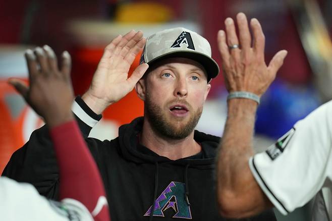 미국 메이저리그(MLB)에서 활약 중인 우완투수 메릴 켈리가 전 소속팀 애리조나 다이아몬드백스와 2년 4000만 달러 규모의 계약에 합의했다. 켈리는 올해 32경기 184이닝 12승 9패 평균자책점 3.52로 활약하며 건재함을 과시했고, FA 시장에서 자신의 가치를 인정받았다. 연합뉴스