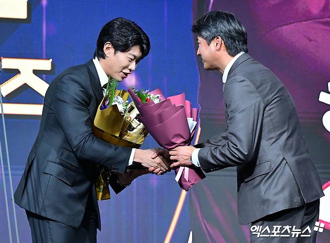 9일 오후 서울 송파구 잠실 롯데호텔 월드에서 열린 2025 신한은행 SOL 뱅크 '2025 KBO 골든글러브' 시상식, 키움 송성문이 3루수 부문 골든글러브를 수상했다.  3루수 부문 골든글러브를 수상한 키움 송성문이 설종진 감독에게 축하를 받고 있다. 엑스포츠뉴스 DB