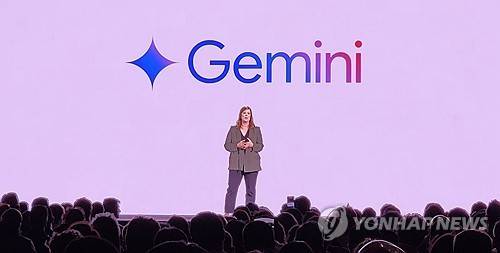 '구글 제미나이'    (파리=연합뉴스) 송진원 기자 = 10일 프랑스 파리 루브르 박물관에서 열린 갤럭시 언팩 2024에서 '갤럭시 Z 폴드6'와 '갤럭시 Z 플립6'에 탑재된 '구글 제미나이' 앱이 공개되고 있다. 2024.7.10
    san@yna.co.kr