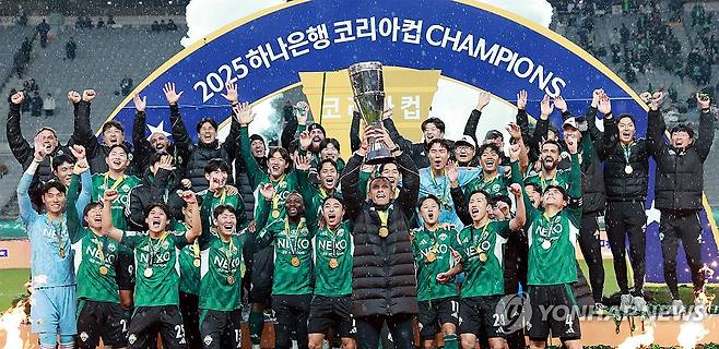 전북 코리아컵 우승 (서울=연합뉴스) 한종찬 기자 = 6일 오후 서울 마포구 월드컵로 서울월드컵경기장에서 열린 광주FC와 전북 현대의 2025 하나은행 코리아컵 결승전. 우승을 차지한 전북 현대 거스 포옛 감독과 선수들이 트로피를 들고 환호하고 있다. 2025.12.6 saba@yna.co.kr