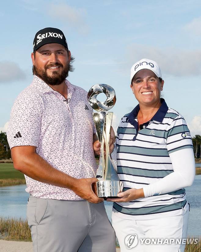 우승컵 든 노백(왼쪽)과 코글린 [AFP=연합뉴스]