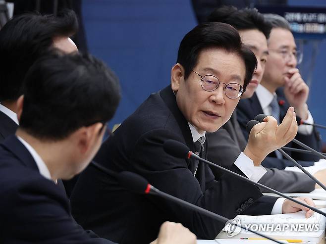 이재명 대통령, 과기부·개보위 업무보고 발언 (세종=연합뉴스) 한상균 기자 = 이재명 대통령이 12일 세종시 정부세종컨벤션센터에서 열린 과학기술정보통신부ㆍ개인정보보호위원회 업무보고에서 발언하고 있다. 2025.12.12 xyz@yna.co.kr