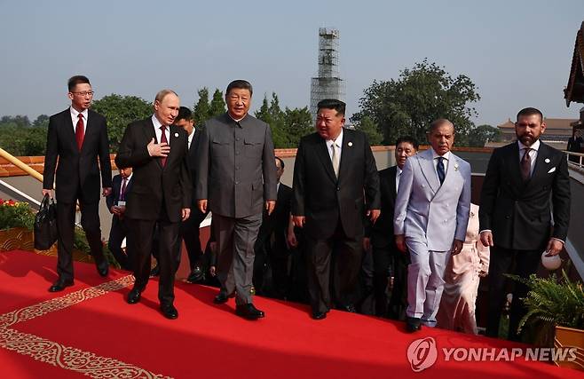 김정은 국무위원장이 등장하는 타임지 선정 100대 사진 블라디미르 푸틴 러시아 대통령, 시진핑 중국 국가주석, 김정은 북한 국무위원장, 셰바즈 샤리프 파키스탄 총리 및 각국 대표단 수장들이 9월 3일 중국 베이징에서 열린 제2차 세계대전 종전 80주년 기념 군사 퍼레이드에 참석하는 모습. [EPA/ALEXANDER KAZAKOV /SPUTNIK/KREMLIN/POOL=연합뉴스 자료사진. 재판매 및 DB금지]