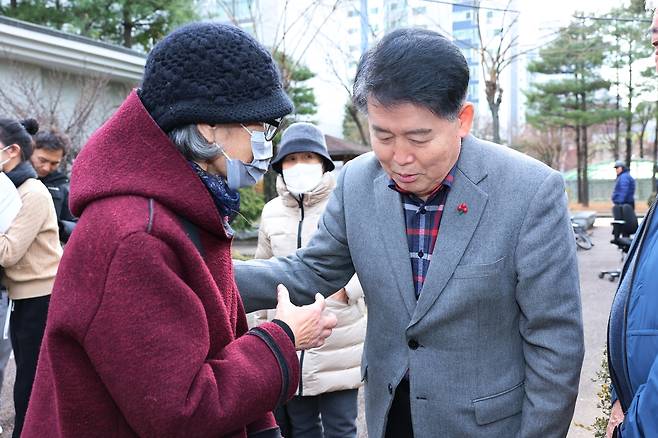 성경자 할머니 의견 청취하는 김경협 재외동포청장  (안산=연합뉴스) 지난 12일 오후 경기 안산시 고향마을을 방문한 김경협(오른쪽) 재외동포청장에게 "평양에 있는 언니를 만나게 해 달라"고 호소하는 성경자 할머니. [재외동포청 제공]