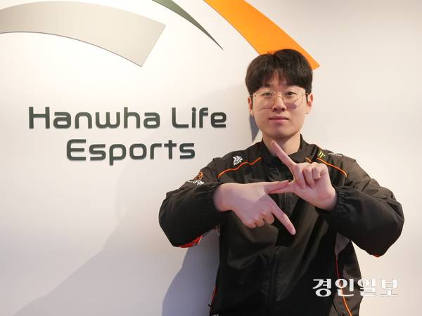 ‘제우스’ 최우제가 지난 15일 한화생명e스포츠 트레이닝 센터인 ‘캠프원(Camp One)’에서 경인일보와 인터뷰를 마친 뒤 포즈를 취하고 있다. 2025.12.15 /박소연PD parksy@kyeongin.com