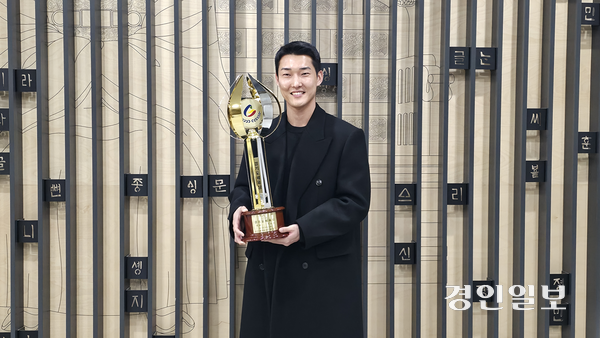 높이뛰기 국가대표 우상혁(용인시청)이 16일 경기도청 다산홀에서 열린 ‘2025 경기도체육상 시상식’에서 경기도체육상 대상을 수상한 뒤 트로피를 들고 기념촬영을 하고 있다. 2025.12.16 /이영선기자 zero@kyeongin.com