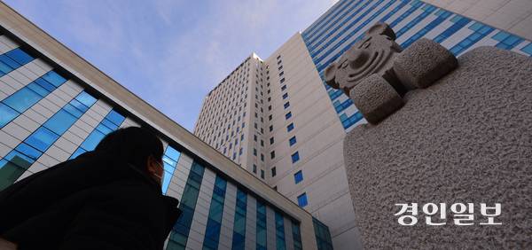 제한적으로 대중에게 공개돼 온 형사사건의 판결문이 관련 개정안의 국회 통과로 공개 범위와 대상이 대폭 확대될 전망이다. 깜깜이 판결 내용에 사법 투명성이 확보될 것이란 기대가 나오는 반면 무죄 추정의 원칙과 사생활 침해 등의 우려가 제기된다. 법조계에서도 찬반 논쟁이 지속된 만큼 보완이 필요하다는 지적도 나온다. /경인일보DB