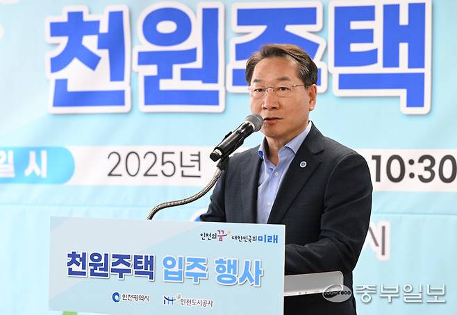 지난 7월 2일 인천시 미추홀구 숭의동의 한 빌라에서 열린 천원주택(매입임대주택) 입주행사에서 유정복 인천시장이 인사말을 하고 있다.정선식기자