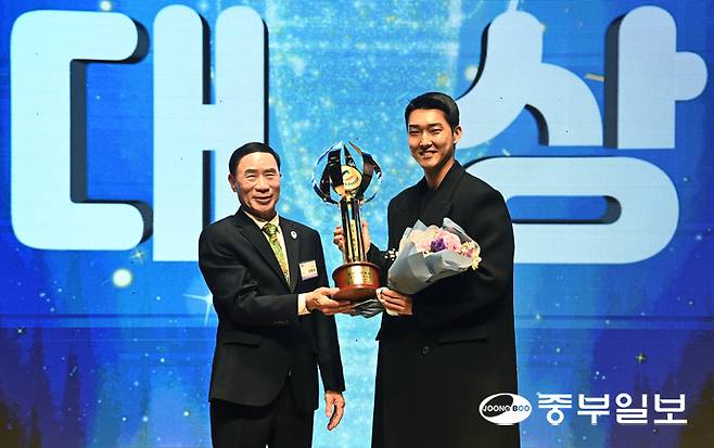16일 오후 수원시 영통구 경기도청 다산홀에서 열린 2025 경기도체육상 시상식에서 우상혁(용인시청) 높이뛰기 국가대표 선수가 대상을 수상하고 이원성 경기도체육회 회장과 기념촬영을 하고 있다. 김경민기자