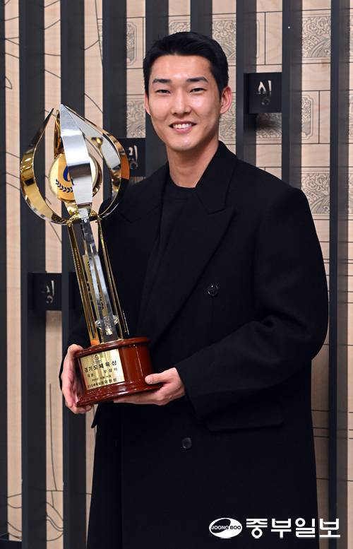 16일 오후 수원시 영통구 경기도청 다산홀에서 열린 2025 경기도체육상 시상식에서 우상혁 높이뛰기 국가대표 선수가 대상을 수상하고 포즈를 취하고 있다. 김경민기자