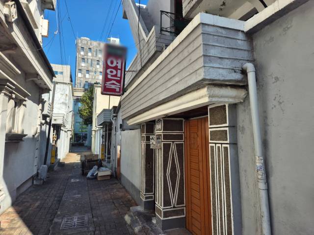 서구 비산7동의 한 쪽방 건물. 신중언 기자