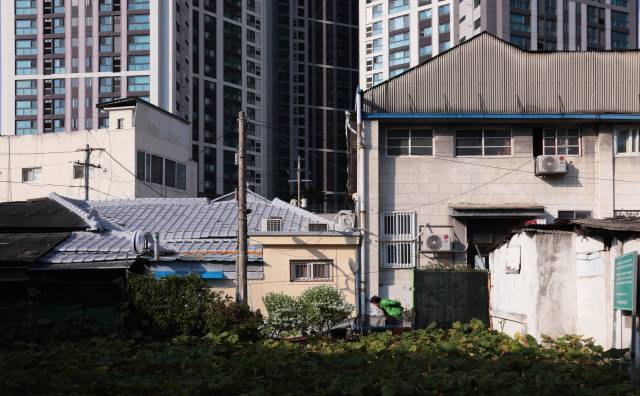 7일 대구 중구의 한 쪽방촌에서 한 어르신이 힘겹게 발걸음을 옮기고 있다. 김영진 기자 kyjmaeil@imaeil.com