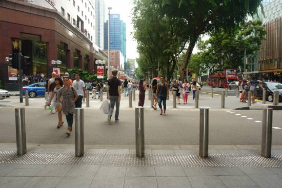 싱가포르의 종로 거리로 통하는 오차드 로드(Orchard Road)는 동남아에서 가장 유명한 쇼핑 거리 중 하나로, 보행자 중심의 상업과 관광의 특화 거리로 설계되어 보행 만족도가 매우 높은 곳입니다. 2km에 달하는 거리에는 대형 쇼핑몰과 호텔, 레스토랑이 밀집해 있으며, 트리플 대중교통인 MRT와 버스, 택시가 연계되어 매우 편리하지요. 10-20m 폭에 달하는 여유로운 보도는 오래된 가로수 녹음으로 인해 시원하고 쾌적하지요.