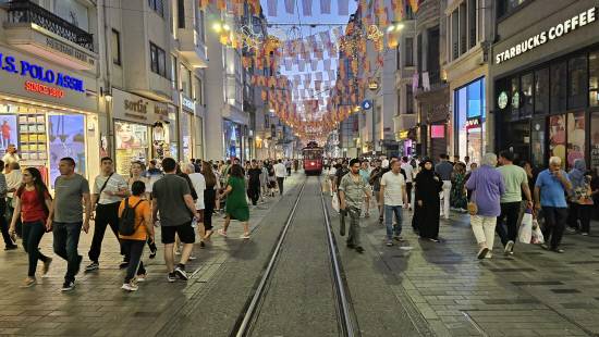 튀르키예의 최대도시, 이스탄불 최고의 보행자 거리 이스티클랄(Istiklal Caddesi) 입니다. 1.4km에 이르는 보행자 전용거리의 중앙에는 빨강색의 노스텔지 트램(Nostalgic Tram)이 보행자와 공존하며 느리게 운행되지요. 낮에는 쇼핑과 관광객으로 다소 한산하지만, 밤에는 거리 공연과 주변 업소들이 불야성을 이루며 매일같이 축제 분위기랍니다. 대중교통이 편리하고 차가 없는 거리일수록 사람들이 모이고 상권이 활성화됨을 증명해주지요.