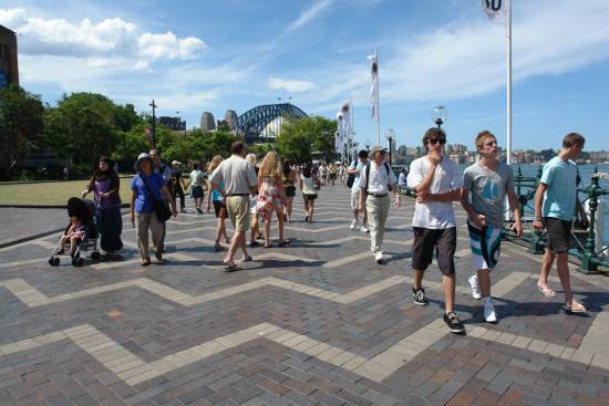 시드니 도심에서 가까운 해변의 보행자 전용로(Pedestrian Promenade)입니다. 이곳은 풍광이 수려하여 도시관광을 비롯한 여가와 일상이동을 아우르는 핵심 보행 공간이지요. 오페라 하우스에서 하버 브리지를 연결하는 코스로 시민과 관광객 모두에게 만족도가 높은 곳이랍니다.