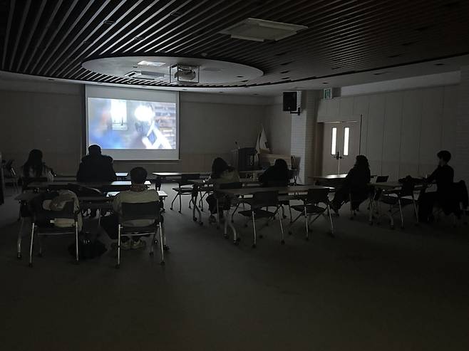 ▲ 울릉군 평생학습동아리 '절해고도'가 주관한 24시간 무료 야간영화상영회가 지난 13일 오후 7시부터 14일 오후 7시까지 울릉한마음회관 대회의실(1층)에서 성황리에 열렸다. 사진 울릉군
