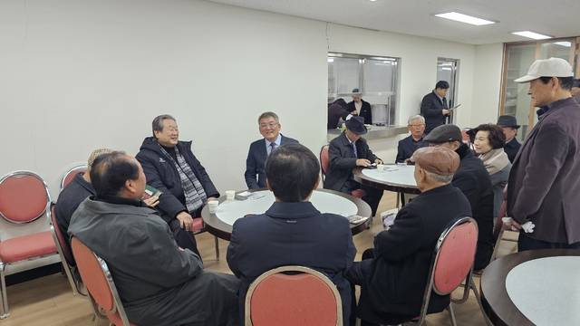 김해김씨 전국 종친회 회장단이 김무성 전 새누리당 대표를 포함해 예천군 보문면 미호리의 표절사를 16일 방문했다. 권용갑 기자