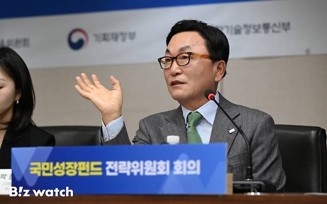 박현주 미래에셋그룹 회장이 11일 서울 여의도 산업은행 본점에서 열린 국민성장펀드 전략위원회 회의에서 모두발언을 하고 있다./사진=이명근 기자 qwe123@