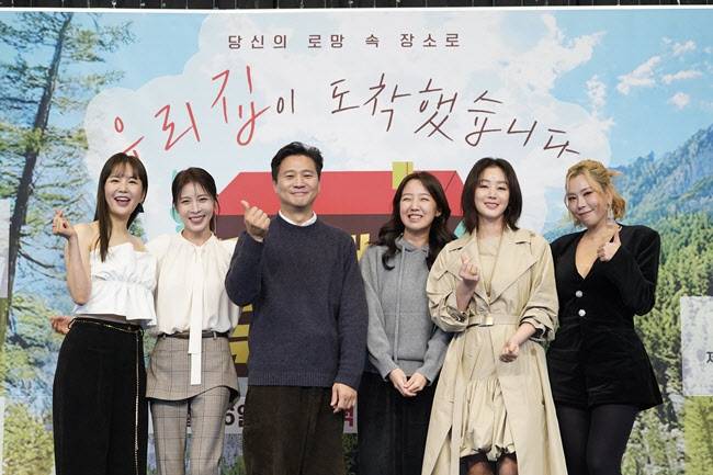 왼쪽부터 장영란, 하지원, 손창우 CP, 신기은 PD, 김성령, 하지원, 가비(사진=JTBC)