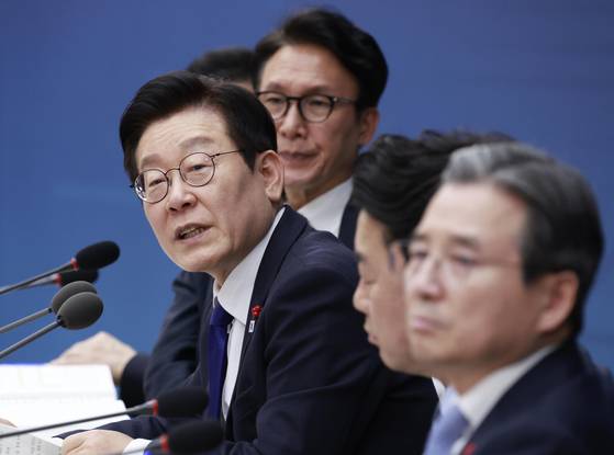 이재명 대통령, 부처 업무보고 발언   (세종=연합뉴스) 김도훈 기자 = 이재명 대통령이 16일 정부세종컨벤션센터에서 열린 보건복지부(질병관리청)·식품의약품안전처 업무보고에서 발언하고 있다. 2025.12.16 [대통령실통신사진기자단]   superdoo82@yna.co.kr (끝)  〈저작권자(c) 연합뉴스, 무단 전재-재배포, AI 학습 및 활용 금지〉