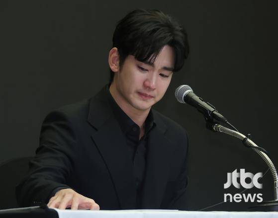 배우 김수현과 법무법인 엘케이비앤파트너스 김종복 변호사가 31일 오후 서울 스탠포드호텔에서 열린 기자회견에 참석해 입장을 밝히고 있다. 박세완 엔터뉴스팀 기자 park.sewan@jtbc.co.kr