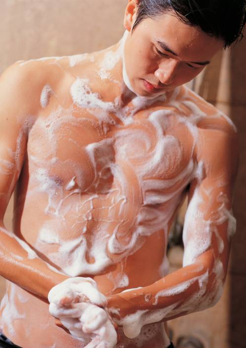 온몸에 비누칠을 한 채 살갛이 벗겨지도록 세게 문지르며 각질을 벗겨내는 사람이 매우 많다. 이런 샤워 습관은 옳지 않다. 팔다리 등이 가려운 노인은 특히 이 부위에 비누를 칠하지 않는 게 좋다.  비누칠은 '냄새나고 접히는 부위'에만 하고, 나머지는 물로 가볍게 헹구는 게 좋다. 사진=게티이미지뱅크