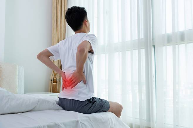 일상 움직임 속에서 허리 통증은 불쑥 찾아오지만, 그 원인과 대처법을 둘러싼 믿음은 의외로 엉뚱한 방향으로 굳어 있는 경우가 많다.  사진=게티이미지뱅크