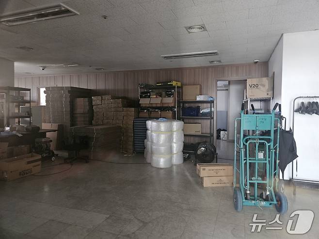 조립PC 업체 '컴마왕'이 하루아침 영업을 중단한 가운데 서울 용산구 컴마왕 본사 내부에 물품이 남아있다. 2025.11.19/뉴스1 ⓒ News1 유채연 기자