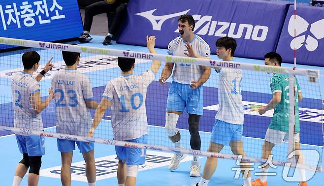 대한항공 러셀이 16일 인천 계양체육관에서 열린 진에어 2025-26 V리그 현대캐피탈과 대한항공의 경기에서 득점에 성공 한 뒤 환호하고 있다. 2025.12.16/뉴스1 ⓒ News1 박지혜 기자