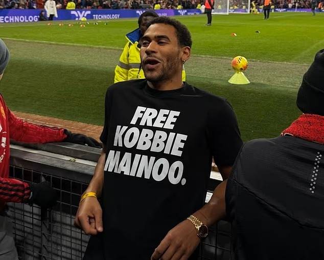 항의하는 코비 마이누 동생. 사진 | 데일리메일 캡처