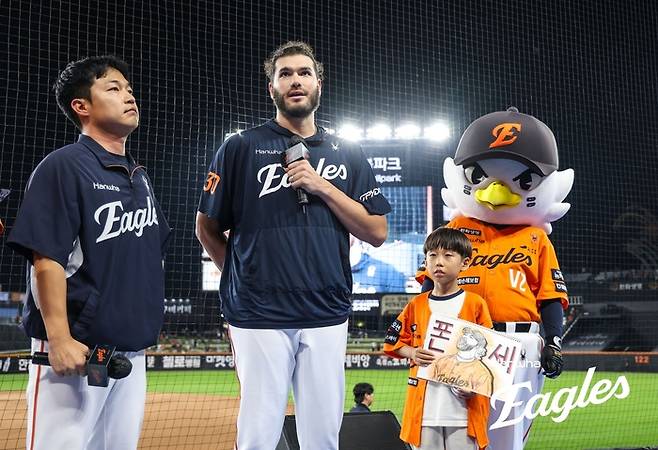 폰세가 데일리 MVP에 오른 뒤 팬 앞에서 마이크를 잡은 모습. 김지환 통역은 옆에서 통역 준비를 하고 있다. 사진 | 한화 이글스