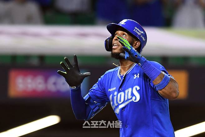 삼성 디아즈가 6일 인천 SSG랜더스필드에서 열린 2025 KBO리그 SSG와 경기 6회초 1사 SSG 선발 앤더슨을 상대로 솔로 홈런을 친 뒤 세리머니를 하고 있다. 문학 | 박진업 기자 upandup@sportsseoul.com