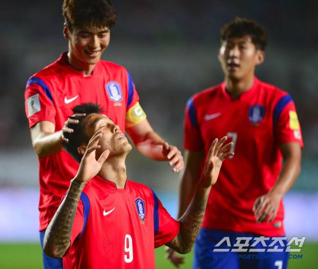 2018 러시아월드컵 아시아 지역 2차예선 2차전 한국 대 라오스의 경기가 3일 오후 화성종합경기타운에서 열렸다. 석현준이 후반 네번째 골을 넣은 후 세리머니를 하는 가운데 기성용이 달려와 함께 기뻐하고 있다. 

화성=정재근 기자 cjg@sportschosun.com/2015.09.03/