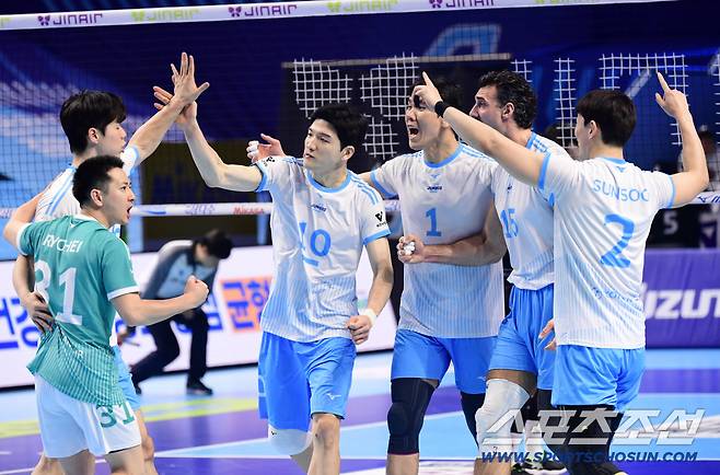 16일 인천 계양체육관에서 열린 V리그 남자부 대한항공과 현대캐피탈의 경기. 연장 접전 끝에 29-27로 1세트를 따낸 대한항공 선수들. 인천=송정헌 기자songs@sportschosun.com/2025.12.16/