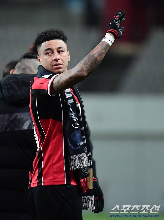 10일 오후 서울월드컵경기장에서 아시아챔피언스리그 엘리트(ACLE) 리그 6차전 FC서울과 멜버른시티FC의 경기가 열렸다. 경기 종료 후 FC서울 제시 린가드 환송행사가 열렸다. 팬들에게 마지막 인사를 건네는 린가드. 상암=송정헌 기자songs@sportschosun.com/2025.12.10/