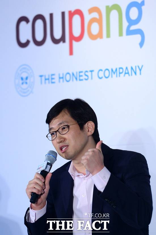 쿠팡의 개인정보 유출 사태가 커지는 가운데 김범석 쿠팡InC 의장의 책임론이 거론되고 있다. /더팩트DB