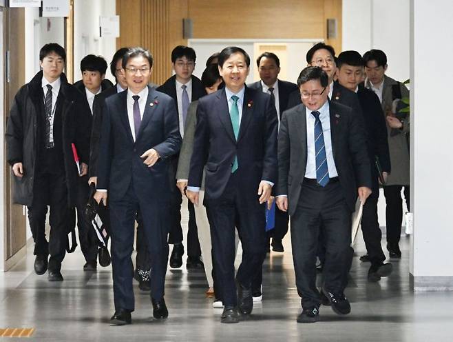 구윤철 부총리 겸 기획재정부 장관이 16일 정부세종청사에서 열린 '산업경쟁력강화 관계장관회의 겸 성장전략 TF'를 주재를 위해 입장하고 있다. (사진=기획재정부 제공)