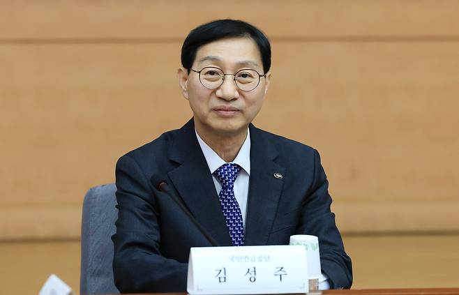 김성주 국민연금공단 이사장이 15일 서울 종로구 정부서울청사 별관 국제회의실에서 열린 제7차 국민연금기금운용위원회 회의에 참석해 자리하고 있다. /뉴스1