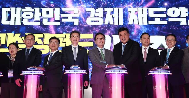 박상진 산업은행 회장(왼쪽 세 번째부터), 이억원 금융위원장, 박현주 미래에셋 회장, 서정진 셀트리온그룹 회장 등 참석자들이 지난 11일 서울 여의도 산업은행 본점에서 열린 국민성장펀드 출범식에서 기념촬영을 하고 있다. /뉴스1