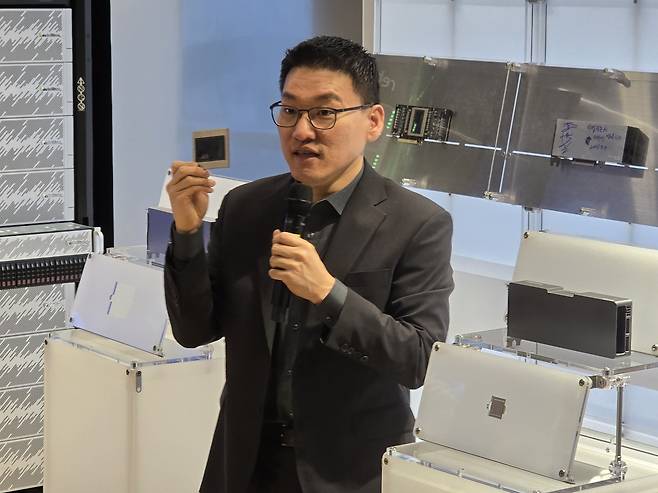 박성현 리벨리온 대표가 16일 경기 성남시 분당구 사옥에서 열린 설립 5주년 기념 ‘미디어데이’ 행사에서 자사 AI 반도체 ‘리벨쿼드’를 들고 설명하고 있다./정두용 기자