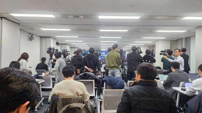 15일 열린 국가인공지능전략위원회 출범 100일 기념 기자간담회가 좁은 공간 탓에 일부 기자들 시야가 가려져 취재에 어려움을 겪고 있다. ⓒ데일리안 장정욱 기자